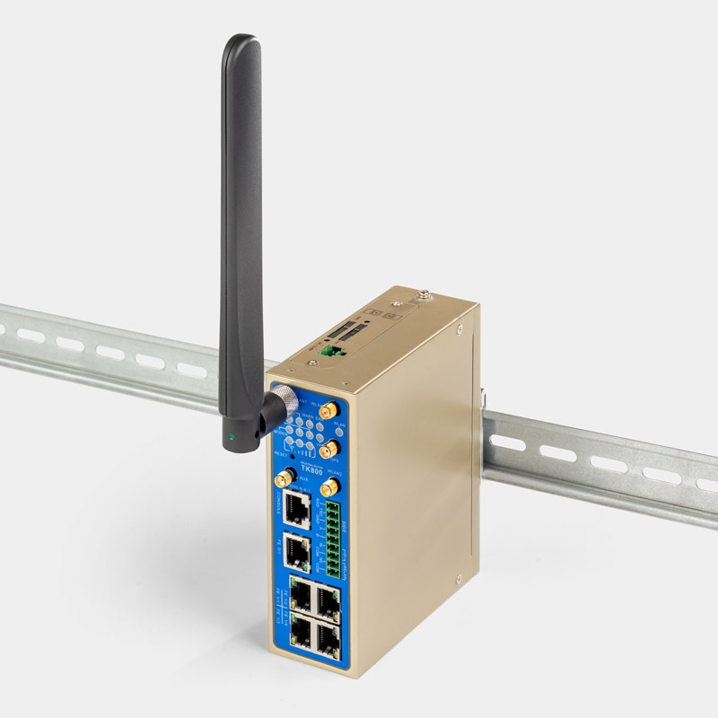 TK800 LTE WLAN GPS Router Industrie Hutschiene Frontansicht oben mit Hutschiene und Antenne