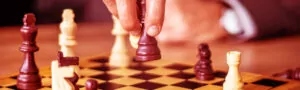 Das Schachspiel als langfristige Strategie, bei der jeder Zug sorgfältig geplant ist.